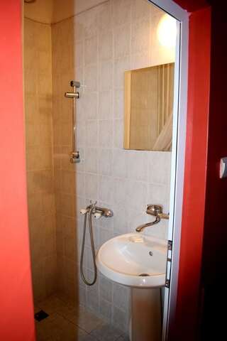 Отель Hotel Trakia Пловдив Трехместный номер с ванной комнатой-1